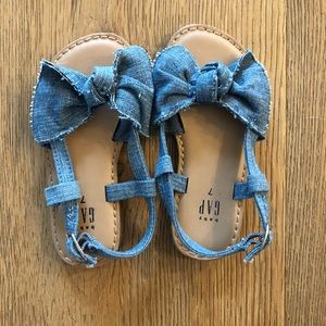 Toddler Gap Chambrey bow sandals size 7